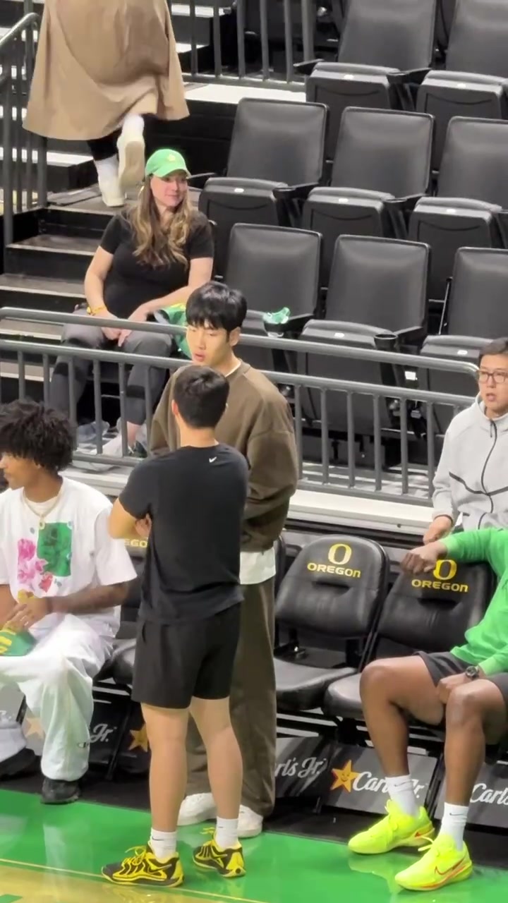 yl23455永利-张博源访问俄勒冈大学 今日来到现场观战球队和林葳的比赛