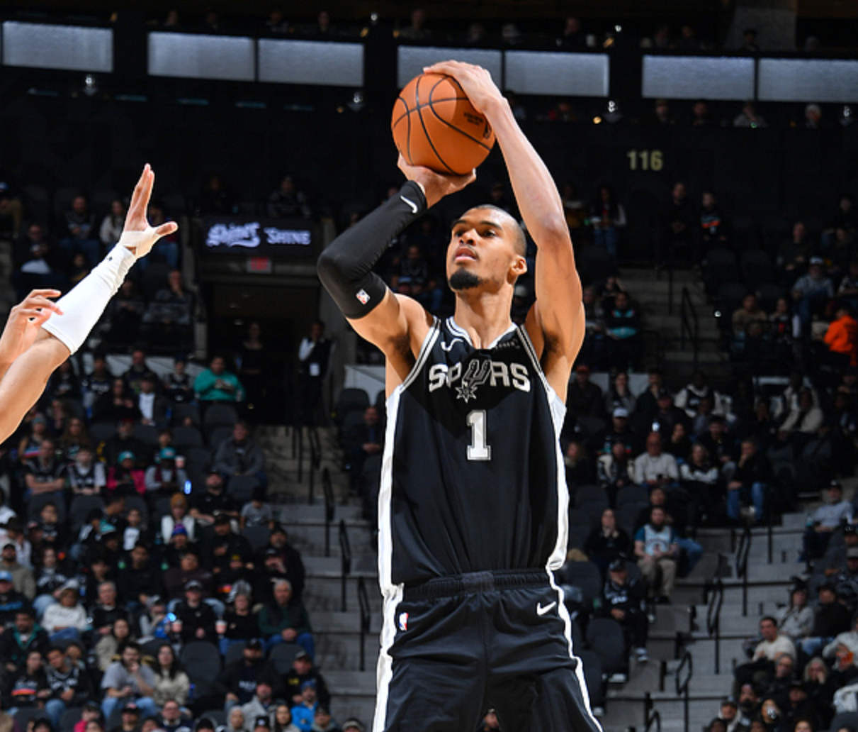 yl23455永利平台-西部最新排名：勇士创NBA奇迹，湖人收大礼，雷霆爆冷连败