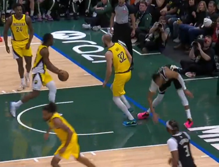 yl23455永利-看着挺严重啊！里弗斯：字母哥在一次扣篮后导致左膝过度伸展